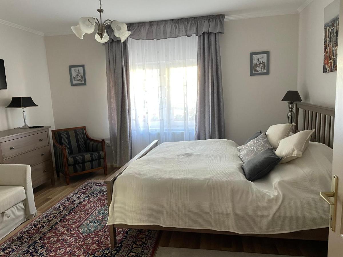 דירות סרנץ' Csalogany Vendeghaz מראה חיצוני תמונה